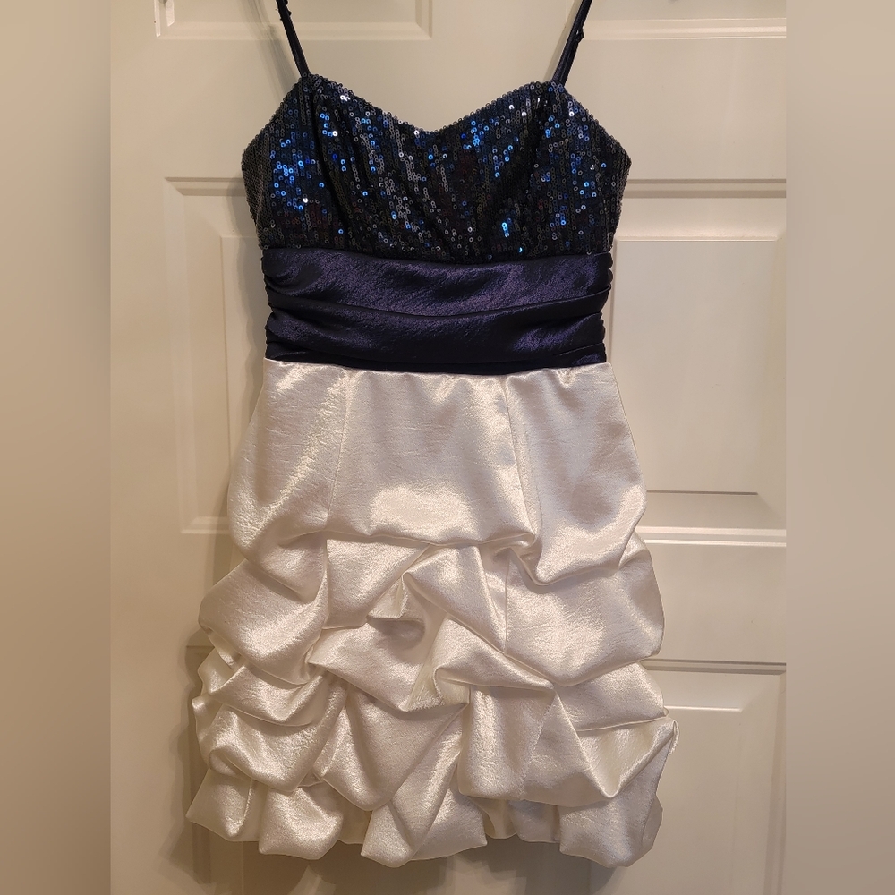 Stunning Navy sequin mini w/white ruched skirt. Homecoming semi-formal sz 5-6